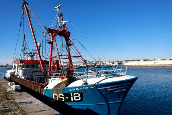 這張於2021年10月28日在法國北部勒阿弗爾港拍攝的照片顯示了被法國當局扣押的英國拖網漁船「Cornelis-Gert Jan」。