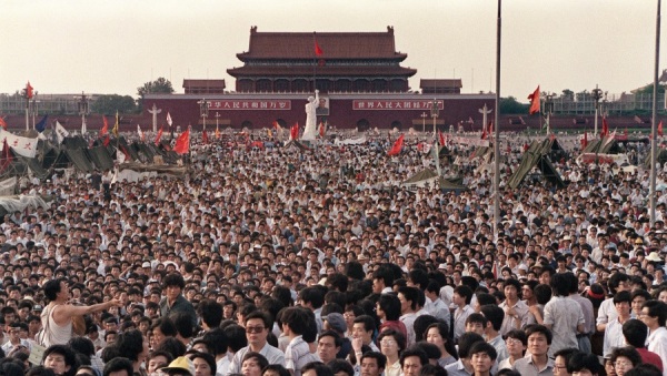 广义的六四事件则指自1989年4月开始，由大学学生在北京市天安门广场发起，并持续2个月的全国性示威活动。