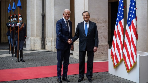 2021年10月29日，美国总统拜登抵达罗马，会晤了G20峰会东道主、意大利总理德拉吉。（图片来源：Antonio Masiello/Getty Images）