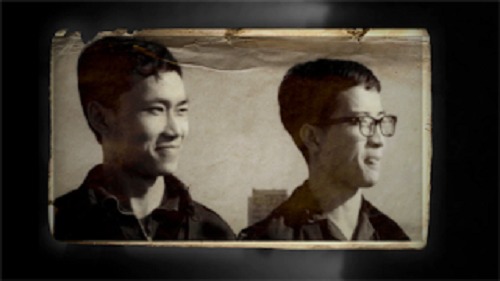 黃強（右）和一起「偷聽敵臺」的同學曦1967年在廣州。