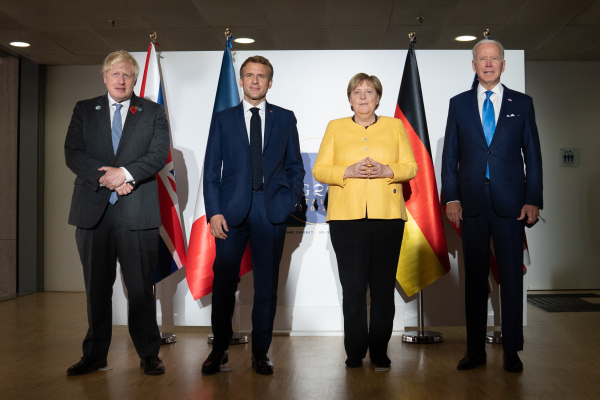 2021年10月30日，在意大利罗马G20峰会上，美国总统拜登（右一）与德国总理默克尔（右二）、法国总统马克龙（左二）和英国首相约翰逊（左一）在举行闭门磋商前合影留念。