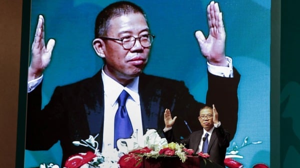2013年5月6日农夫山泉矿泉水董事长钟睒睒在北京的新闻发布会上。