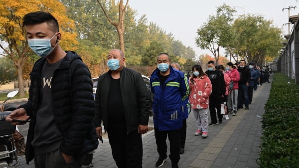 2021年10月30日，在北京街头排队等着打疫苗加强针的人们。