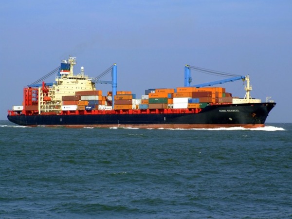 一艘集裝箱貨船在溫哥華島維多利亞外海失事。