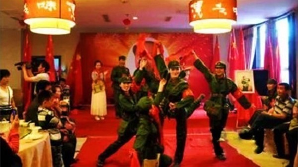 2011年，徐州一对80后举办婚礼，完全按照上世纪六七十年代的婚俗礼仪举行。（网络图片）