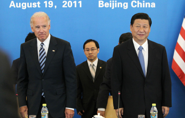 2011年8月19日，美國副總統拜登（左）和中國國家副主席習近平（右）在北京飯店出席中美商務對話。