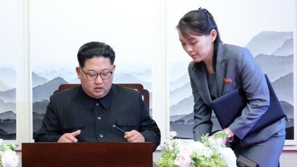 2018年4月27日，在板门店停战村南侧的和平之家大楼内，金正恩在妹妹金与正的协助下与韩国总统文在寅签署留言簿。