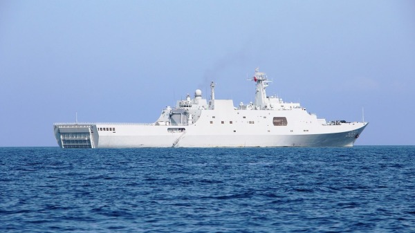 中国海军第989护航编队的长白山号两栖登陆舰。