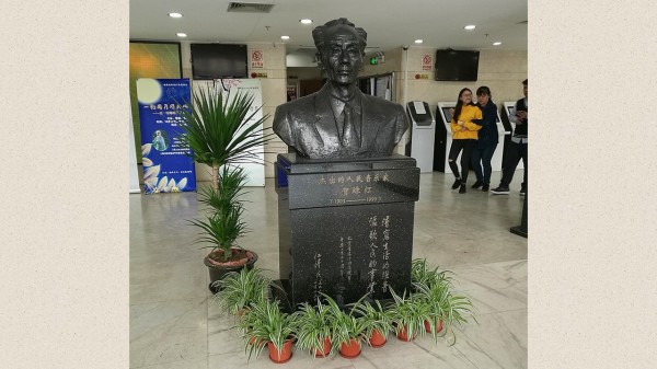 位于上海音乐学院内的贺绿汀雕像