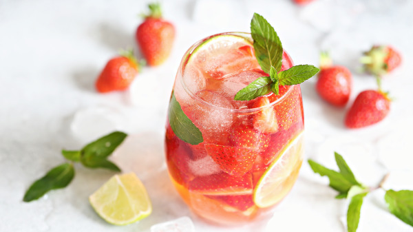 草莓和一杯草莓飲料