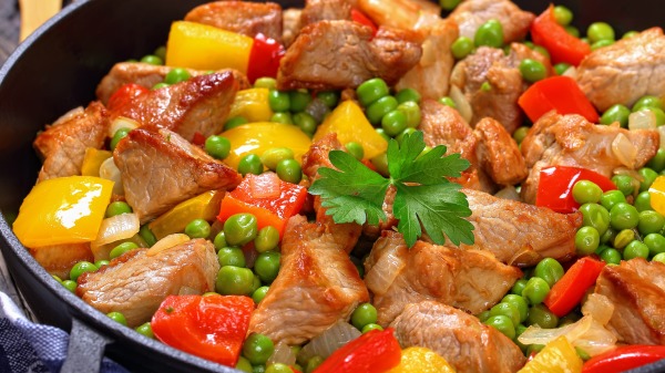 肉類中就含有穀氨酸，所以菜餚中有肉片時切記不加味精調味。