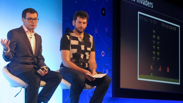 2014年，Demis Hassabis（左）與Blaise Agüera y Arcas（右）在倫敦的Wired會議上。