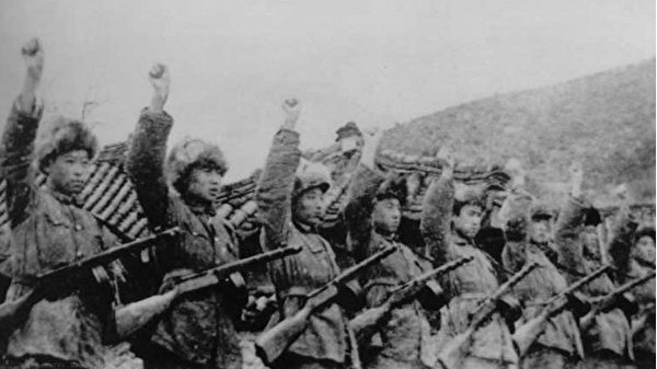 長津湖戰役前中國人民志願軍誓師出戰，當時氣溫零下30攝氏度，但官兵僅穿單衣，該照片應該是擺拍。