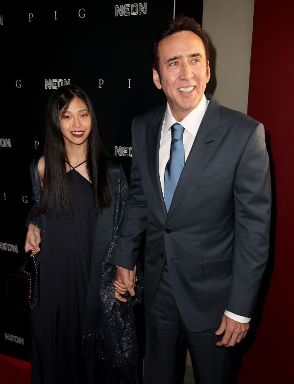 （LR）Riko Shibata 和 Nicolas Cage 于 2021 年 7 月 13 日在加利福尼亚州西洛杉矶的 Nuart 剧院参加首映式