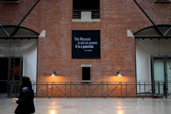 位於華盛頓DC的美國大屠殺紀念館（U.S. Holocaust Memorial Museum）館內場景。（圖片來源：ERIC BARADAT/AFP via Getty Images）