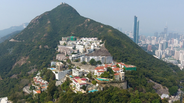 许家印在香港山顶布力径（图）持有的两座超级豪宅，近日接连被抵押还债。