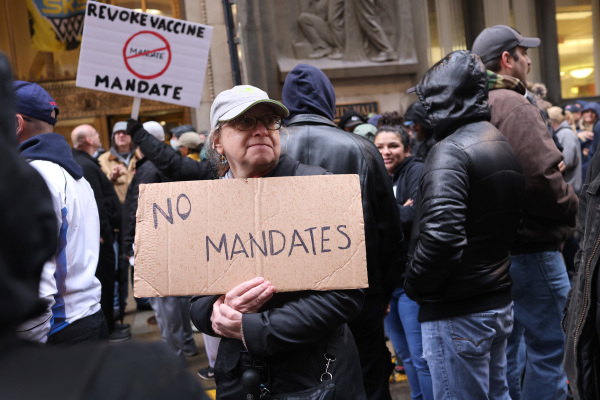 图为2021年10月25日，芝加哥市的警员和其他雇员抗议芝加哥市长的新冠病毒疫苗接种强制令。（图片来源：Scott Olson/Getty Images）