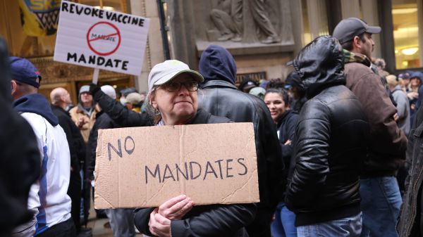 圖為2021年10月25日，芝加哥市的警員和其他僱員抗議新冠病毒疫苗接種強制令。（圖片來源：Scott Olson/Getty Images）