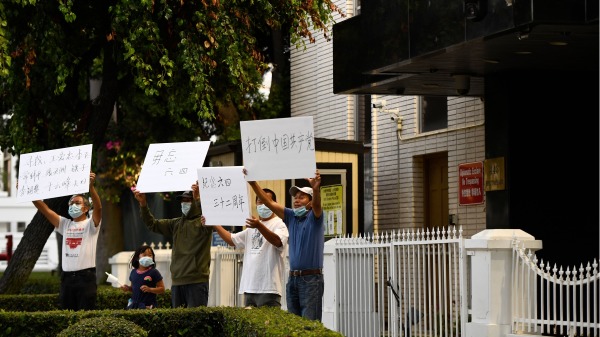 海外華人在大使館前抗議