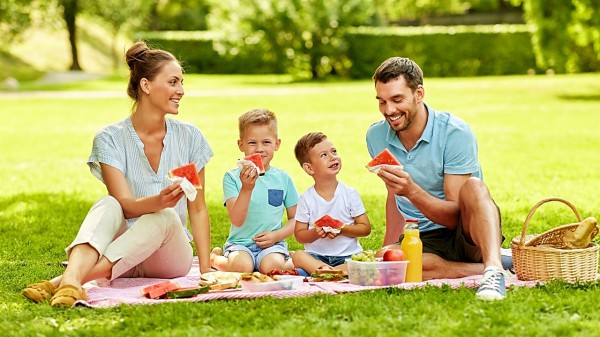 一家人野餐吃西瓜