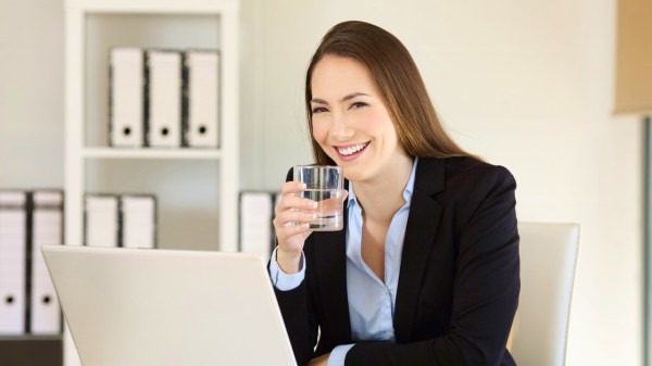 一个女人在办公室喝水