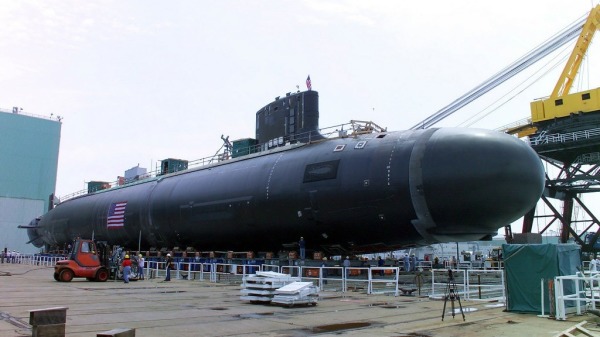2018年美軍核動力攻擊潛艇弗吉尼亞號在通用動力電船公司的船廠首次搬到室外。