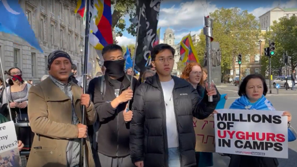 Ivan（前排右二）和志同道合的朋友在海外繼續為公義發聲。（圖片來源：自由亞洲）