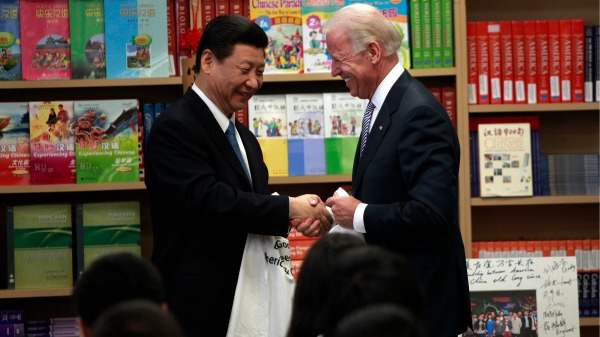 2012年2月16日，美國副總統喬．拜登（右）和中國國家副主席習近平在加州南門國際研究學習中心握手。