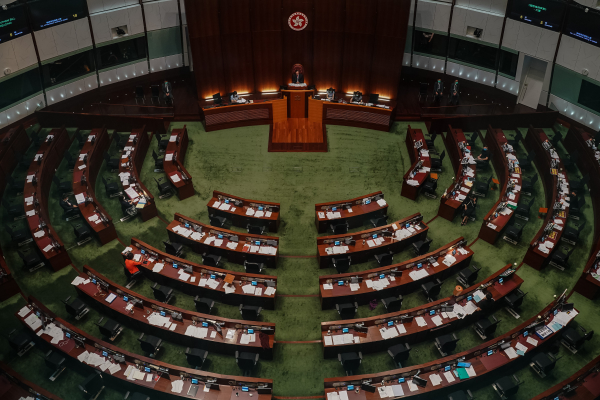 香港建造業分包商聯會會長伍新華將行業不景氣的原因賴到泛民身上，指是他們2014年在立法會「拉布」所致。圖為香港立法會議事大廳。（Getty Images）