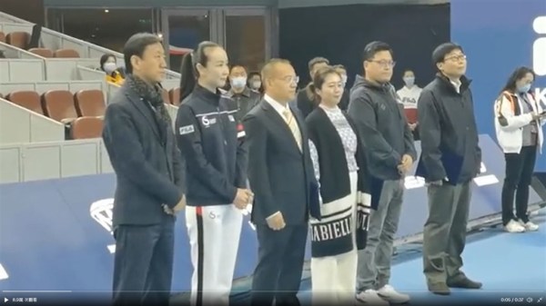 胡锡进发布视频，称彭帅（左二）21日上午在北京出席青少年网球赛决赛的开幕式。（图片来源：推特）
