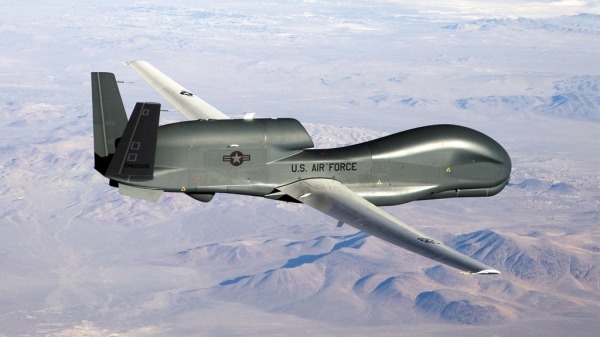 诺斯罗普-格鲁曼公司的RQ-4“全球鹰”无人驾驶飞机正在执行非军事测绘任务。