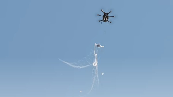 美國的福騰天穹系統正在俘獲來犯無人機。
