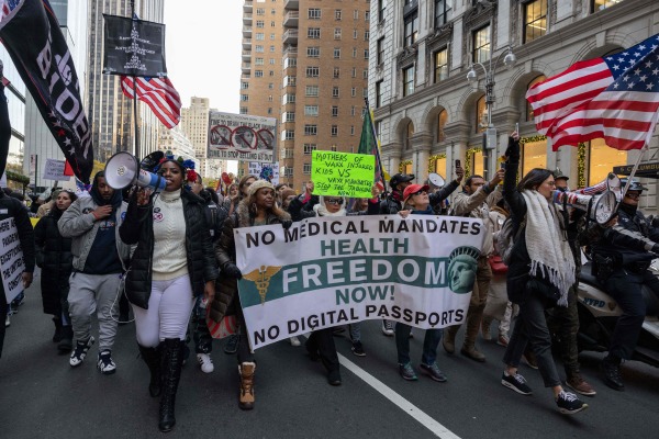图为2021年11月20，美国纽约举行“全球自由运动”游行示威，其中一部分是抗议新冠病毒疫苗接种强制令。（图片来源：YUKI IWAMURA/AFP via Getty Images）
