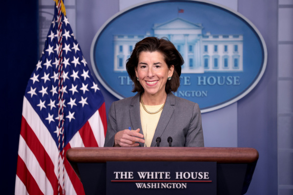 圖為2021年11月9日，美國商務部部長吉娜·雷蒙多（Gina M. Raimondo）在白宮記者會上。（圖片來源：Win McNamee/Getty Images）