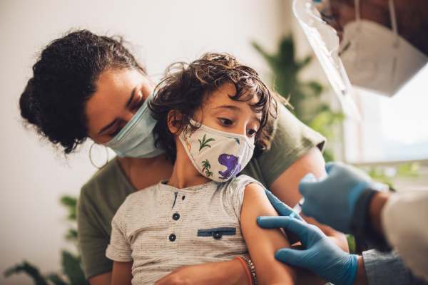 儿童打疫苗（Adobe stock）