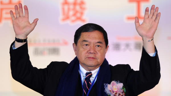 2013年1月18日，台湾远东集团主席徐旭东在台北庆祝所承建的大陆到台湾的首条海底光缆开通。（图片来源：SAM YEH/AFP via Getty Images）
