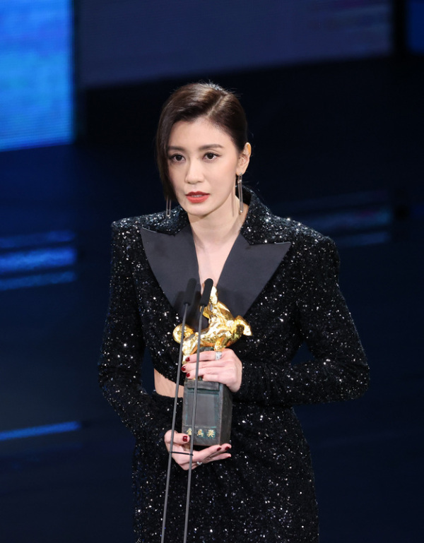 第58屆金馬獎賈靜雯以電影「瀑布」一舉奪得最佳女主角