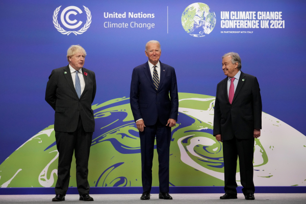 2021年11月1日，在苏格兰格拉斯哥（Glasgow）举行的第26届联合国气候峰会（COP26）第二天，美国总统拜登（中）和英国首相约翰逊（左）及联合国秘书长古特雷斯（右）合影留念。（图片来源：Christopher Furlong/Getty Images）