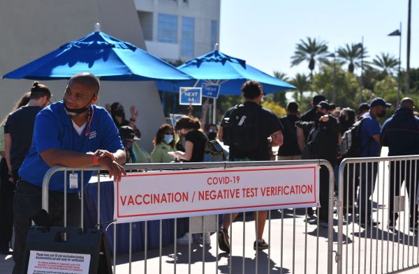 图为2021年11月27日，在美国加州圣地亚哥特别版动漫展的会展中心外设置的疫苗接种检查点。（图片来源：CHRIS DELMAS/AFP via Getty Images）