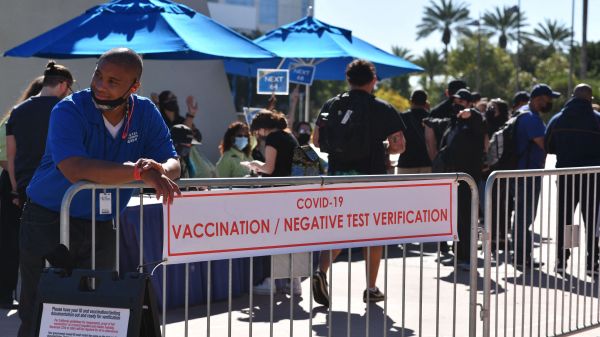 在美国加州圣地亚哥特别版动漫展的会展中心外设置的疫苗接种检查点