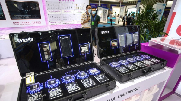 2020年8月26日，中国江苏省南京举办2020年世界半导体大会，清华紫光展示自己的芯片。