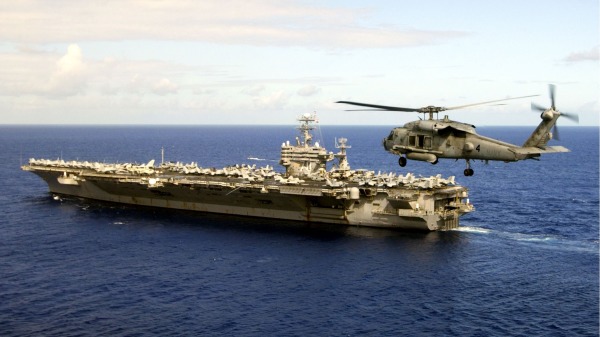 2009 年 2 月 25 日，美军尼米兹级航空母舰卡尔文森号 (CVN 70) 离开关岛海军基地。（图片来源：Petty Officer 2nd Class Dusty Howell/U.S. Navy via Getty Images）