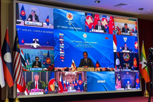 2021年10月26日在文萊斯里巴加灣市舉行的東盟中國在線直播視頻會議。