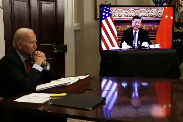 2021年11月15日，美国总统拜登在华盛顿的白宫罗斯福厅与中国国家主席习近平举行虚拟峰会。（图片来源: Getty Images图MANDEL NGAN）