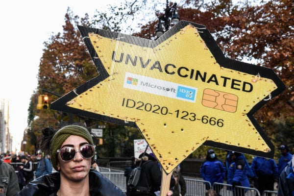 圖為2021年11月20日，美國紐約舉行的對疫苗接種強制令的抗議遊行活動。（圖片來源：Stephanie Keith/Getty Images）