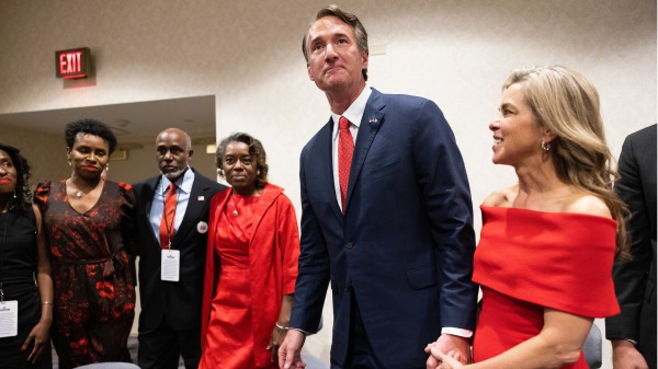 2021年11月2日，杨金（右2）当选美国弗吉尼亚新州长，图为选举夜他牵手新当选的副州长希尔斯（右3）和妻子（右1）。（图片来源：Anna Moneymaker/Getty Images）