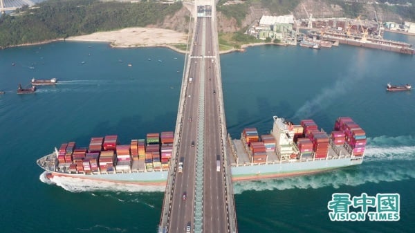 香港政府統計處發表今年1月份對外商品貿易貨量及價格統計數字。香港商品整體出口及進口貨量，分別下跌39.7%及33.6%。圖為香港海面上，一艘貨輪穿過大橋。（攝影：Ruby Tang/看中國）
