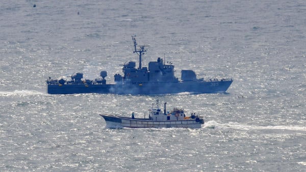一艘渔船驶过韩国控制的延坪岛，靠近与朝鲜有争议的黄海水域。