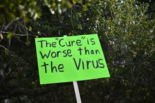 圖為2021年11月1日，位於加利福尼亞州帕薩迪納（Pasadena）的美國宇航局（NASA）噴氣推進實驗室（JPL）的工作人員及其支持者抗議拜登政府的疫苗接種強制令，其中一個標語牌上寫道：「『治療方法』比病毒更糟糕」。（圖片來源：ROBYN BECK/AFP via Getty Images）