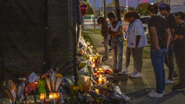人们于 2021 年 11 月 7 日在 NRG 公园场地参加临时纪念活动，悼念在德克萨斯州休斯顿的 Astroworld 节期间，因爆发踩踏事故而丧生有 8 人。